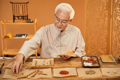 老中医比对药材