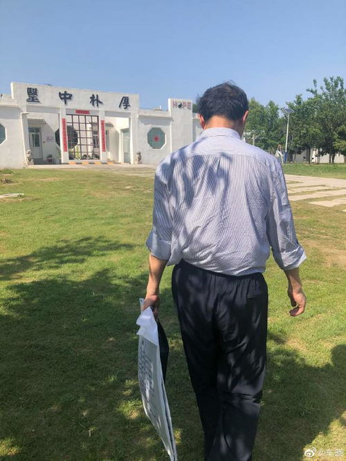 车晓晒父亲背影照,儿童节带车晓彤看中医,与首富离婚后感情成谜